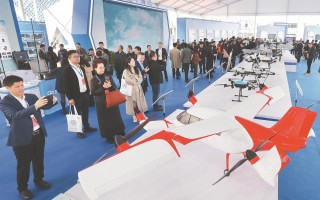 升国旗科技制作 低空博览会开幕在即，无人机“升起国旗”